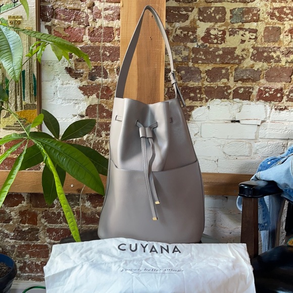 Cuyana Handbags - Cuyana oversized bucket bag in clay grey